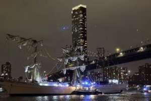 墨西哥海军训练舰与纽约布鲁克林大桥相撞