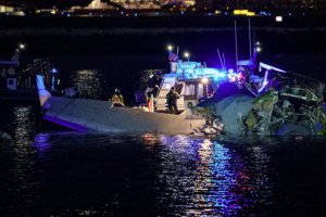 美国陆军直升机在华盛顿上空与客机相撞