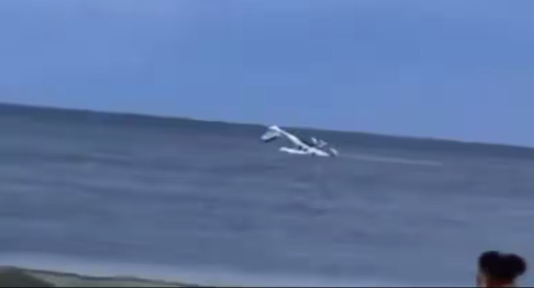 晚上7点30分左右，飞机在705号海洋大道附近的海岸坠入大海。