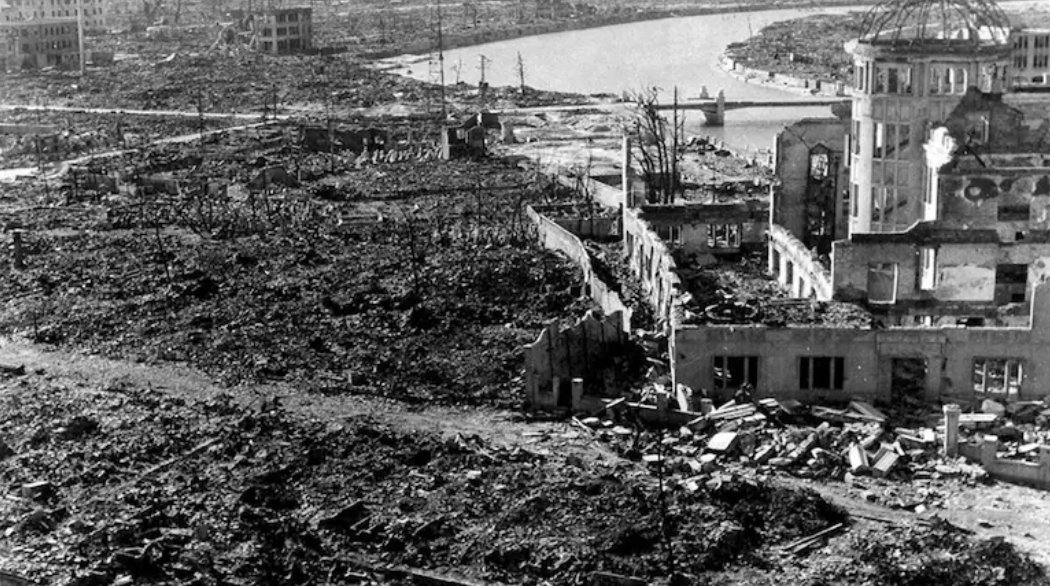 1945年8月6日，广岛遭到轰炸，这座城市被摧毁，造成14万人死亡。