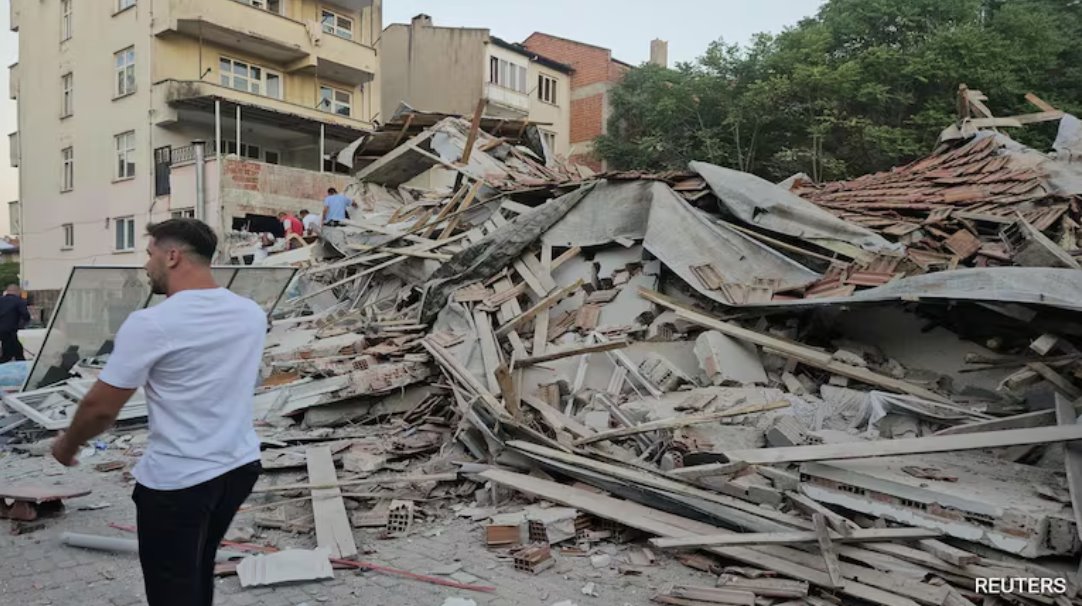 地震发生后，巴勒克埃西尔省多座建筑物倒塌。
