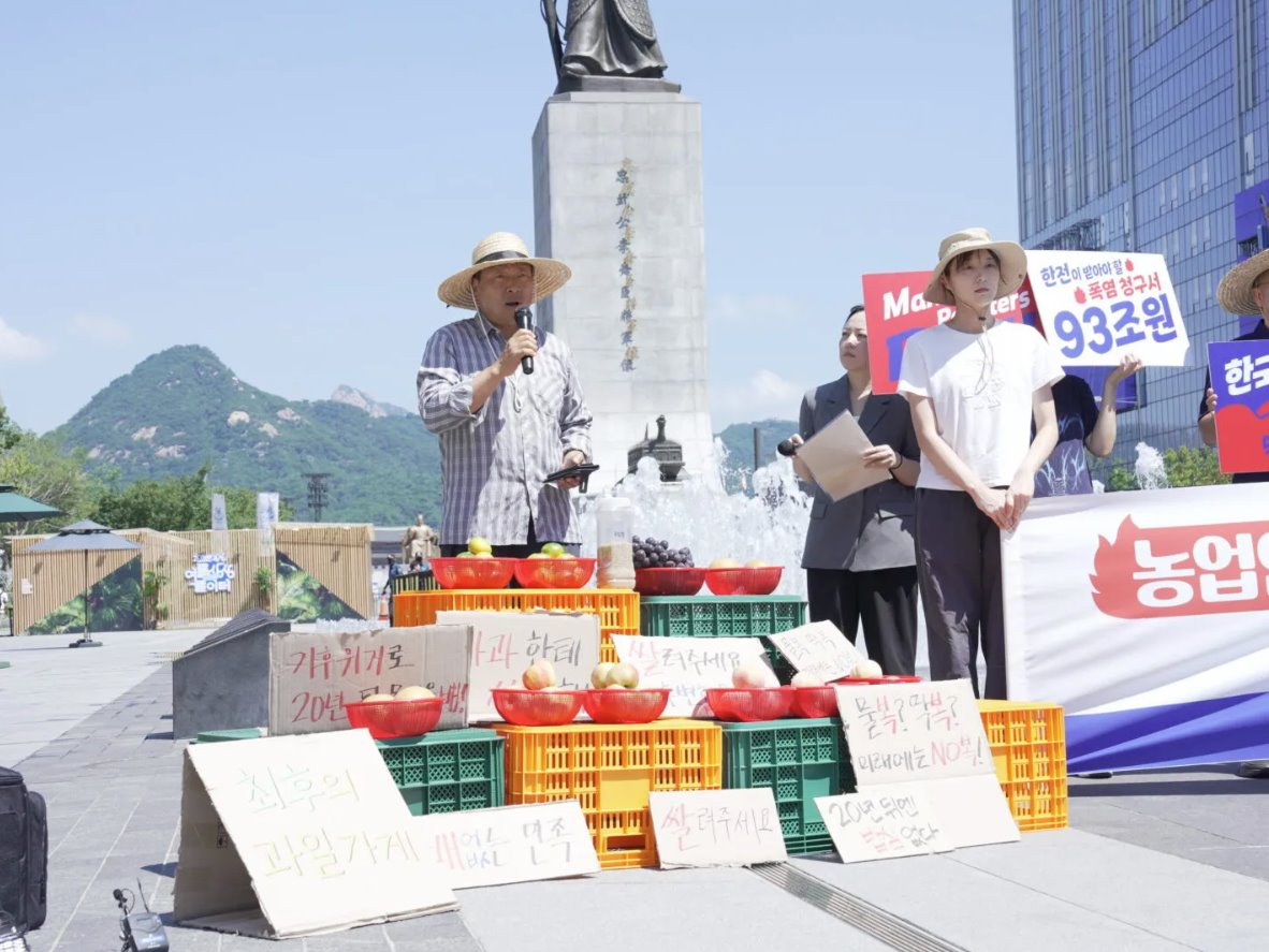 2025年8月12日，韩国苹果种植户马永恩在新闻发布会上发表讲话（图片：我们的气候解决方案）