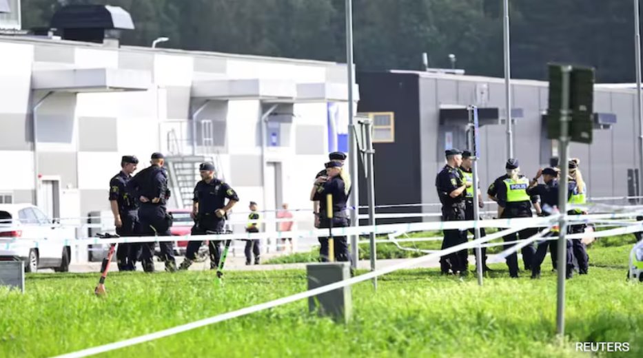 瑞典厄勒布鲁发生枪击事件后，警察在清真寺外的现场工作
