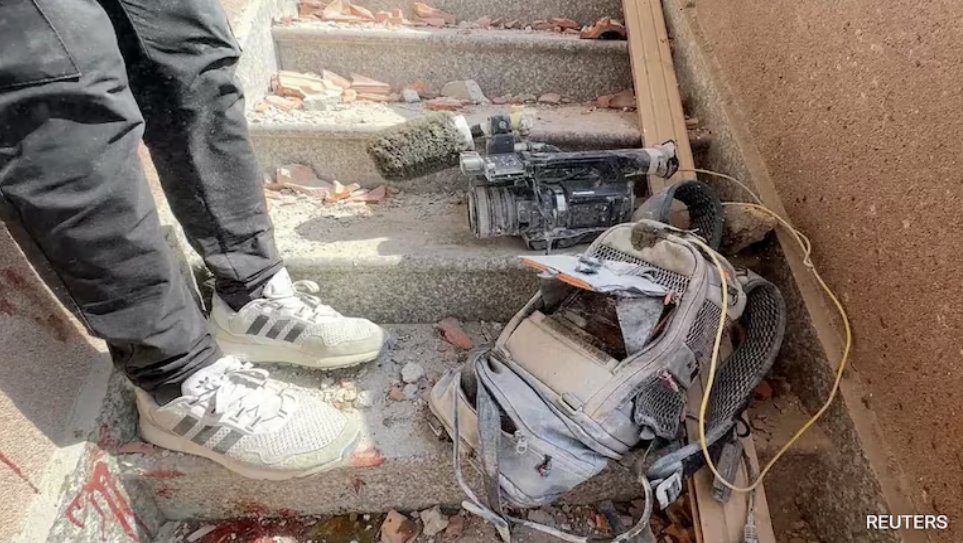 周一在加沙南部发生的袭击造成至少20人死亡，其中包括5名记者。